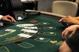 Aplikasi mobile bos77 di smartphone menampilkan menu permainan kasino, slot, dan sportsbook dalam satu platform terpadu